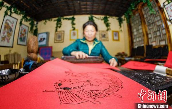 浙江传统年画“坚守者”:一板一刷重现年味光泽