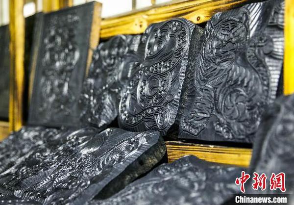 一板一刷间重现年味光泽 张卉 摄 一板一刷间重现年味光泽 张卉 摄