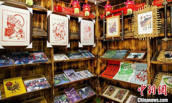 章亚红的年画作品 张卉 摄 章亚红的年画作品 张卉 摄