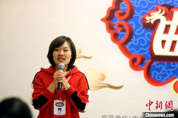 图为《鱼龙百戏》人才计划演员杨莉发言。　张道正 摄