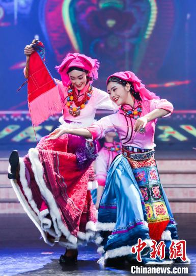 图为安多卫视2020藏历金鼠新年文艺晚会《新春的颂歌》录制现场?！〔畔?摄