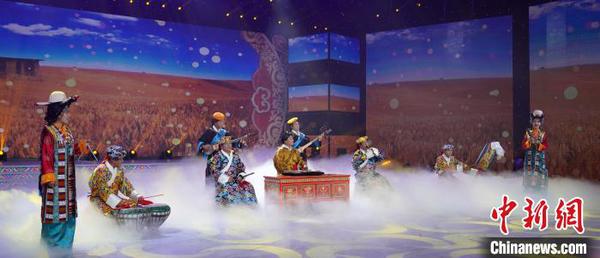 图为安多卫视2020藏历金鼠新年文艺晚会《新春的颂歌》录制现场?！〔畔?摄