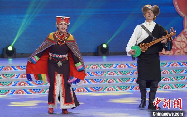 图为安多卫视2020藏历金鼠新年文艺晚会《新春的颂歌》录制现场?！〔畔?摄