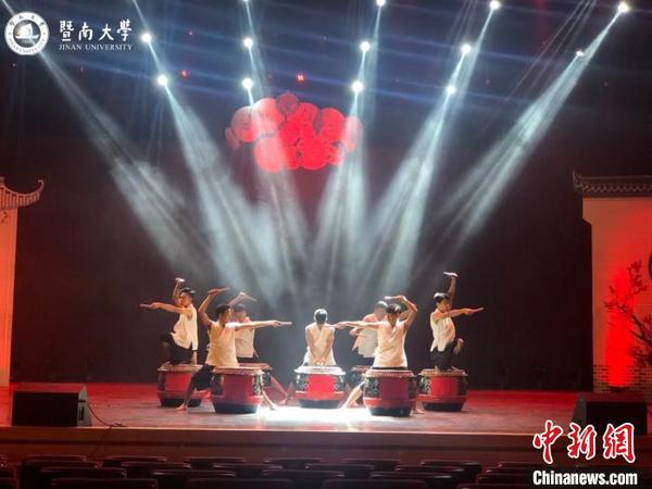 部分获奖选手、社团、项目及表演嘉宾将节目带到了颁奖典礼上。暨南大学供图