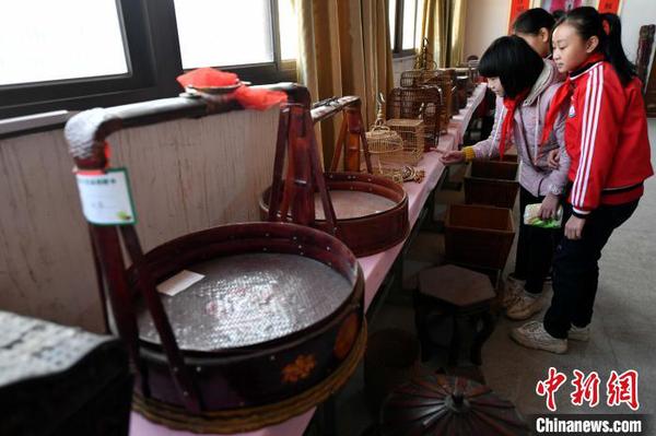 一件件精美的竹制工艺品在福州市仓山区盖山镇郭氏宗祠红领巾竹编工艺博物馆内展出。　吕明 摄