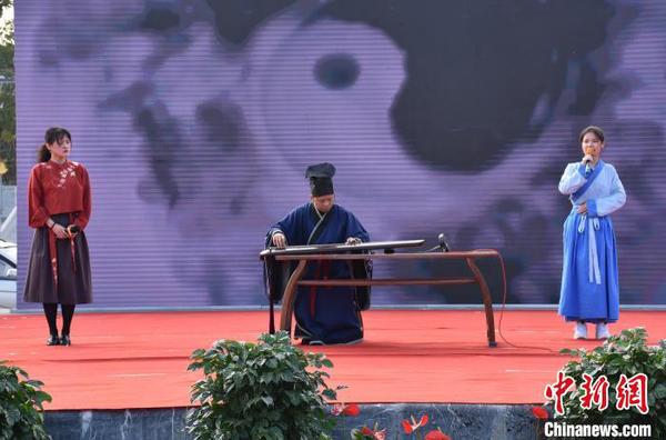 湖南科技学院国学院的古筝奏唱。道县宣传部供图