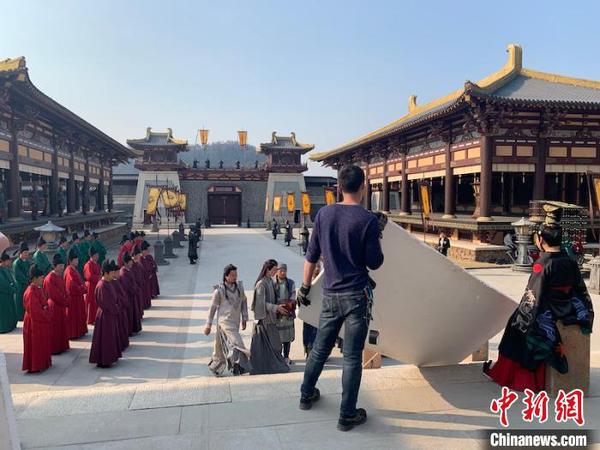 剧组正在紧张拍戏之中 奚金燕 摄