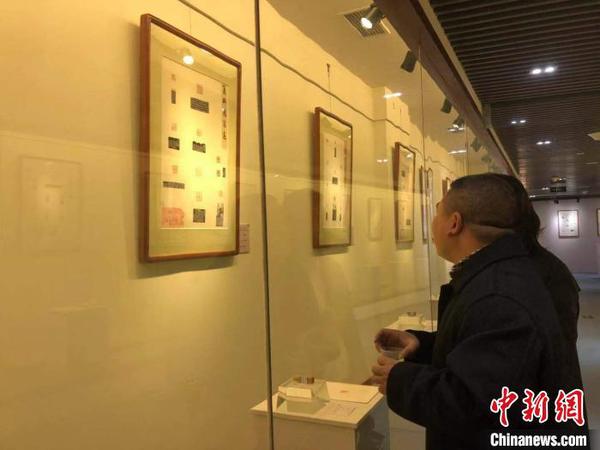 专家们观赏作品 周悦磊 摄 专家们观赏作品 周悦磊 摄