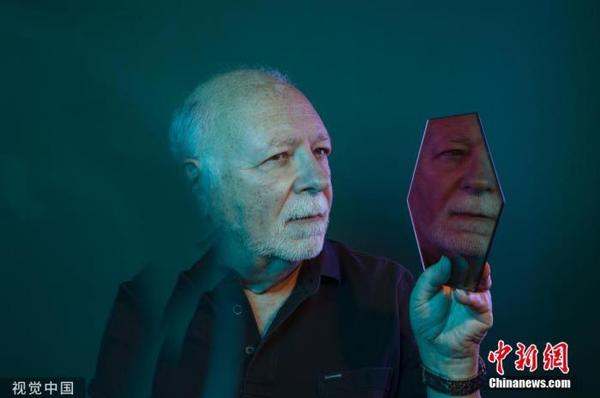 好莱坞编剧安德鲁·卡普兰同意成为“数字人类”，创造一个虚拟的自己。图为安德鲁·卡普兰在家中拍摄的肖像。