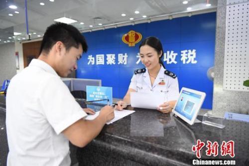 纳税人体验办税服务。浙江省税务局供图
