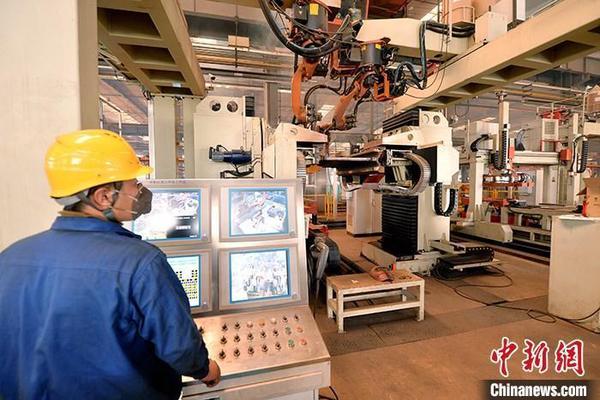 资料图：车间内工作人员进行机器操作。<a target='_blank' href='http://www.chinanews.com/'>中新社</a>记者 李佩珊 摄
