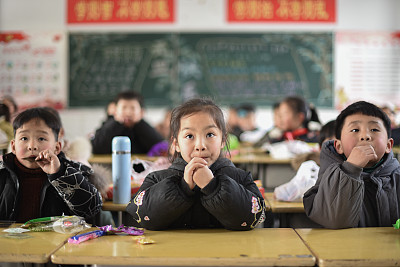 图为安徽阜阳某学校教师中的孩子们。图片来源：视觉中国