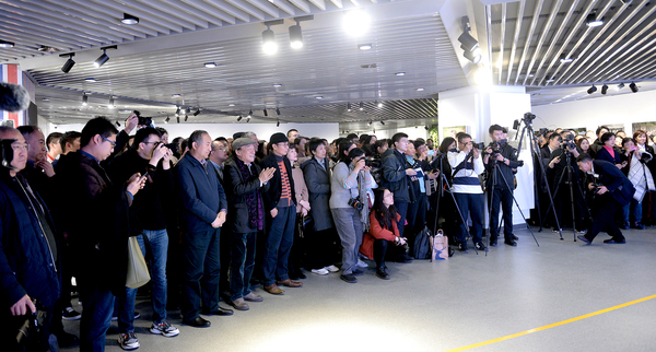 0 扶贫摄影展在北京创景大厦开幕  人民政协报 人民政协网 记者 田福良 摄