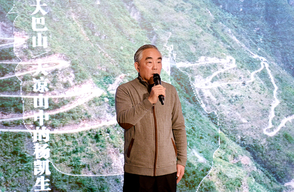 0.5 杨凯生现场谈感受和创作想法。 人民政协报 人民政协网 记者 田福良 摄