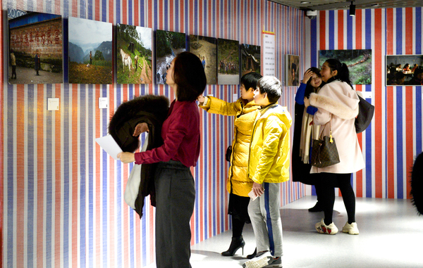 观众参观图片展。人民政协报 人民政协网 记者 田福良 摄