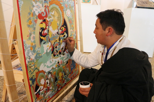 展览内容丰富，精彩纷呈，除了能近距离感受精美的唐卡艺术，了解唐卡艺术的发展历程，还有机会看到唐卡画师现场展示。图为非遗体验区。