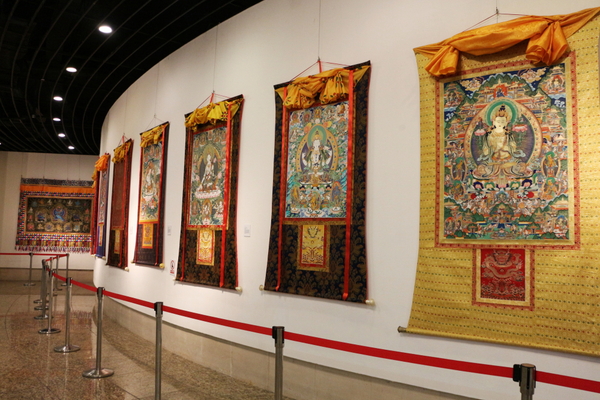 此展区集中展示热贡地区的精美唐卡艺术，热贡地区因为多民族的交汇与交融，使得该地区呈现出异彩纷呈又迥异不同的文化特征，“热贡唐卡”是热贡艺术最为重要的组成部分，具有极其鲜明的时代及地域风格特征，是我国乃至世界文化宝库中的瑰宝。图为热贡唐卡艺术展区