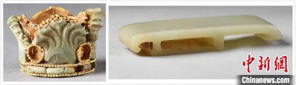 M10出土物品，左为金冠形饰品，小而别致；右为首次在匈奴墓葬中发现的玉剑璏。河南省文物考古研究院供图