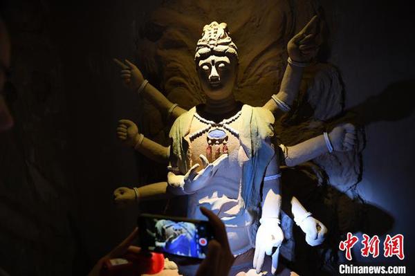 图为此次复原出的有佛头的佛像?！∥航ň?摄