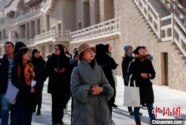 图为敦煌文化的爱好者参观敦煌莫高窟。敦煌研究院供图
