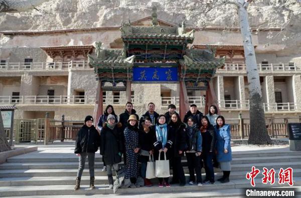 图为敦煌文化的爱好者静享为期五天的研学之旅。敦煌研究院供图