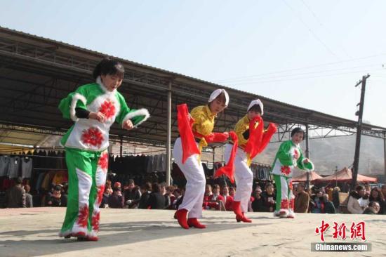 资料图:甘肃村民自学自导自演乡村“春晚”迎新年。刘玉桃 摄 点击进入下一页