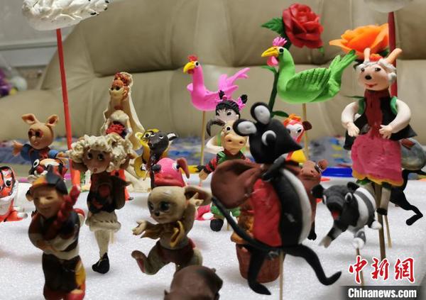 石金莲的面塑作品里有孩子们喜欢的机器猫、孙悟空、喜羊羊等?！「哂阪?摄