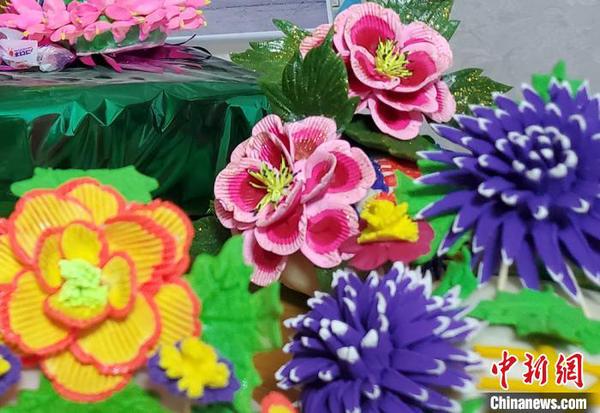 小小的面团，经过石金莲的巧手，变成了一件件活灵活现的艺术作品?！「哂阪?摄