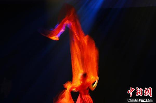 颁奖现场的艺术舞蹈表演。　泱波 摄