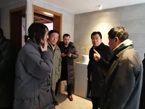 安金明（右一）、顾慈阳(右二)在“有关”民宿调研时与新生代老板王帅（左一）交流