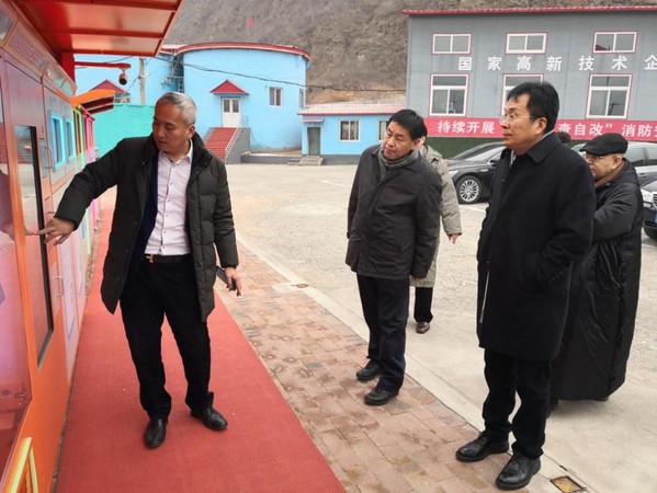 民建会员、中创华拓科技发展有限公司董事长杨诚介绍垃圾分类系统