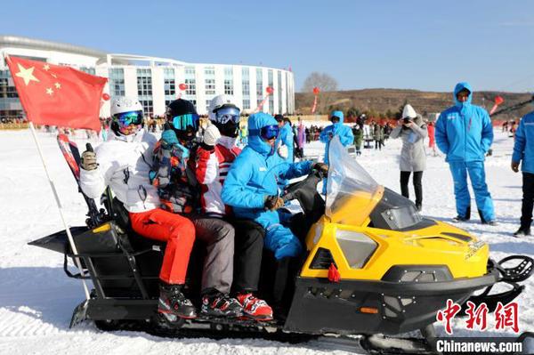 游客感受宁夏冬日“热情”。　马善婷 摄