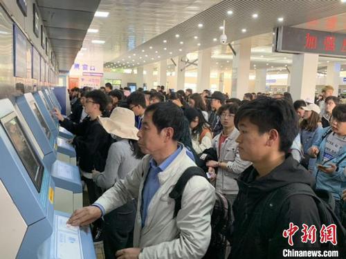 乘客在排队购票?！〕鲁?摄