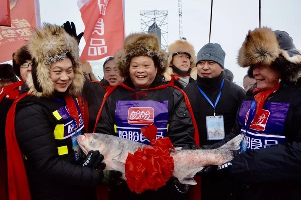 2966666元！盼盼食品集团以创历史新高的价格，拍下冬捕“头鱼”