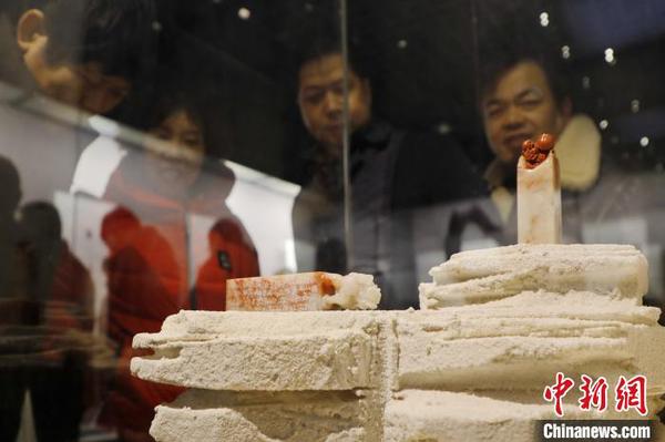图为民众参观篆刻艺术展。　张远 摄