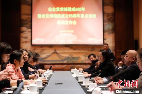 30日的发布会上，故宫博物院院长王旭东介绍情况 杜洋 摄