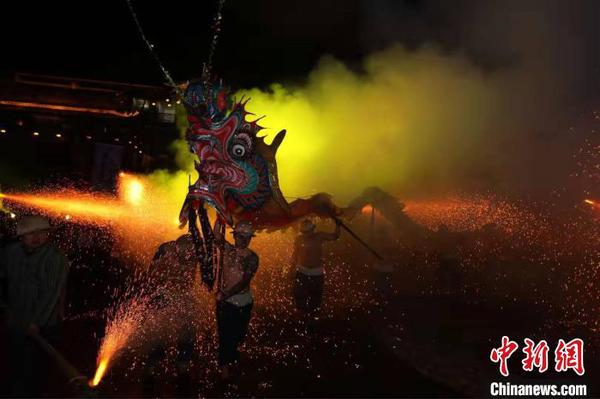 钢火烧龙。　主办方供图 摄