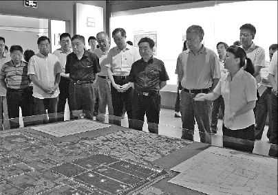     2019年7月，调研组在汉长安城遗址听讲解员介绍。