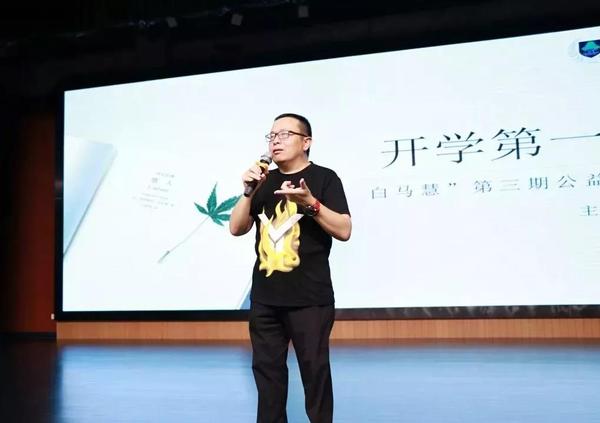 由网络作家管平潮牵头的中国网络作家村政协委员会客厅，坐落于风景秀丽的杭州白马湖畔，集合了一批网络文学的从业者。我们通过请进来，走出去，开展了丰富多彩、富含行业特色、注重实效的活动。