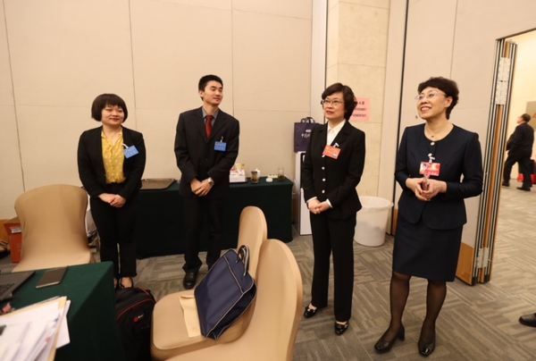 金晖区长慰问提案组工作人员 金晖区长慰问提案组工作人员