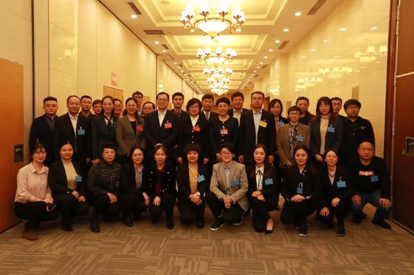 区领导与提案组工作人员合影 区领导与提案组工作人员合影