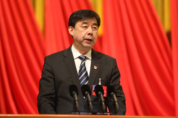 范跃委员在大会上发言 范跃委员在大会上发言