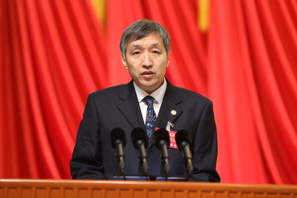 李宏委员在大会上发言 李宏委员在大会上发言