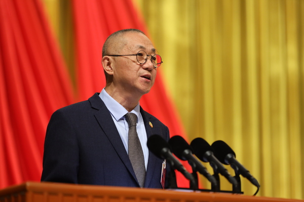 李欣委员在大会上发言 李欣委员在大会上发言