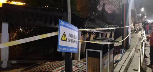 苏州一仿古长廊发生坍塌初步判断系河道清淤导致
