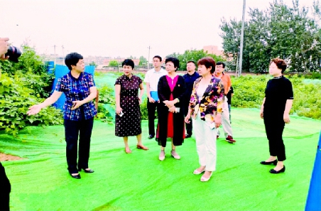 大兴区政协提案委带领部分委员走进旧宫镇社区，共商老旧社区治理问题。