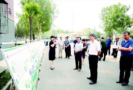 大兴区政协组织部分委员走进亦庄镇晓康东里B区调研垃圾分类工作。