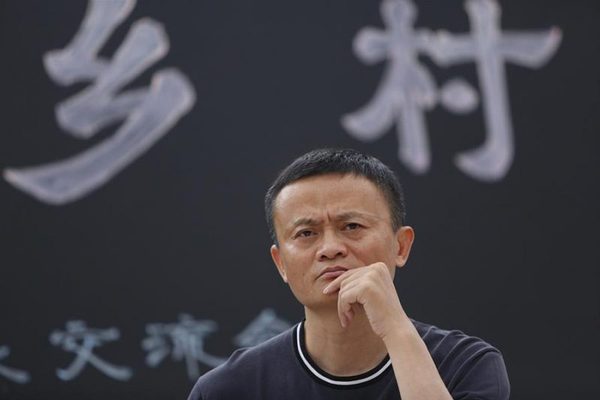 2016年8月3日，贵州省安顺市平坝区夏云镇小河湾小学，首届马云乡村教师奖教师首期培训班在贵州省安顺市平坝区夏云镇小河湾小学开班。 阿里巴巴集团董事局主席、马云公益基金会创办人马云出席，并与来自贵州和云南的近60位乡村学校校长和老师进行座谈。（图片来源：视觉中国）