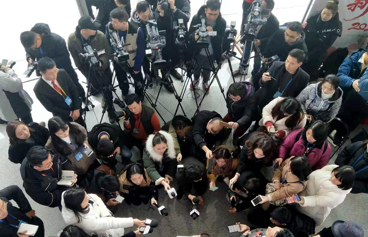 “水泄不通”为“沟通”