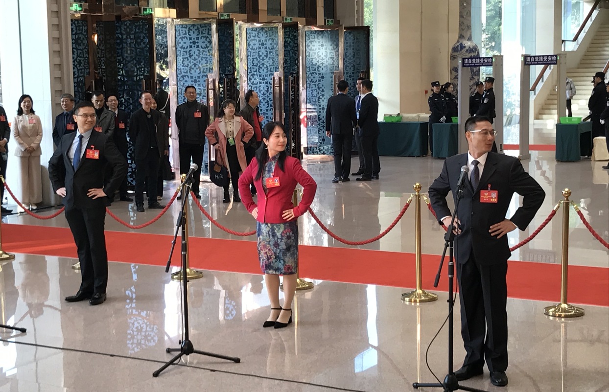 广东省政协“委员通道”亮相